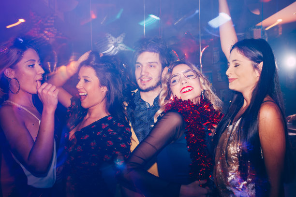 一群朋友在新年晚会上跳舞图片下载