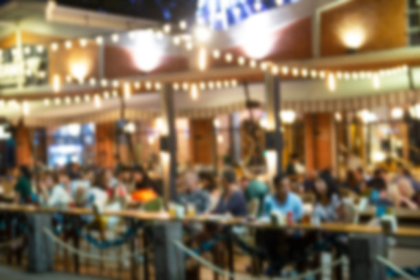 在酒吧餐厅夜晚节日里享受乐趣的人群模糊照片图片下载