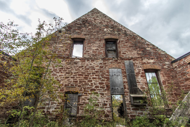 密歇根州上半岛基维诺国家历史公园的废弃工业建筑图片下载