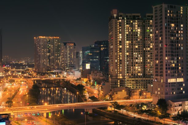 越南西贡(胡志明市)河边武文杰大道夜景长曝光图片下载