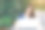 在户外办公室用笔记本电脑和时钟工作的亚洲女性。图片下载