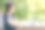 商业亚洲女性工作与笔记，笔记本电脑和时钟在户外办公室。图片下载