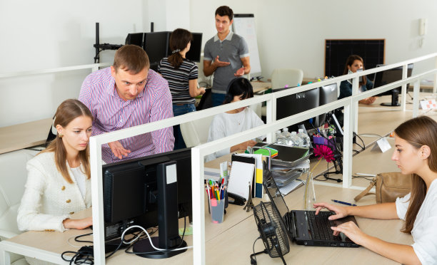 一群日常工作中的成功商业人士图片下载