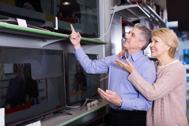 中年夫妇挑选家用现代电视图片下载