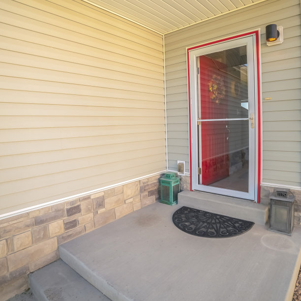 方形框架的玻璃入口的木材房子图片下载