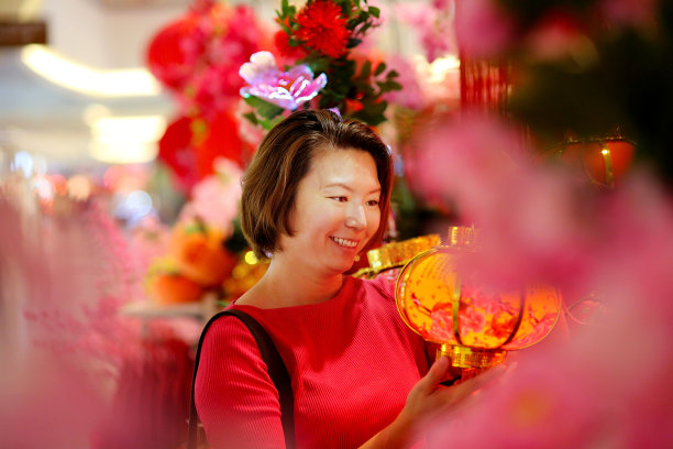 中国新年:购买装饰品和装饰品图片下载