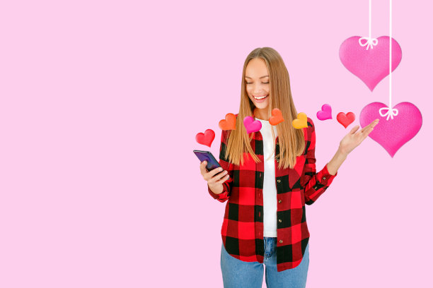 美丽幸福的女人在手机上发爱的短信与短信的地方。情人节，爱的概念。图片下载