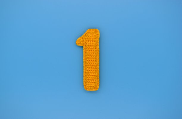 1号是用纱线在蓝色背景上编织而成的。图片下载