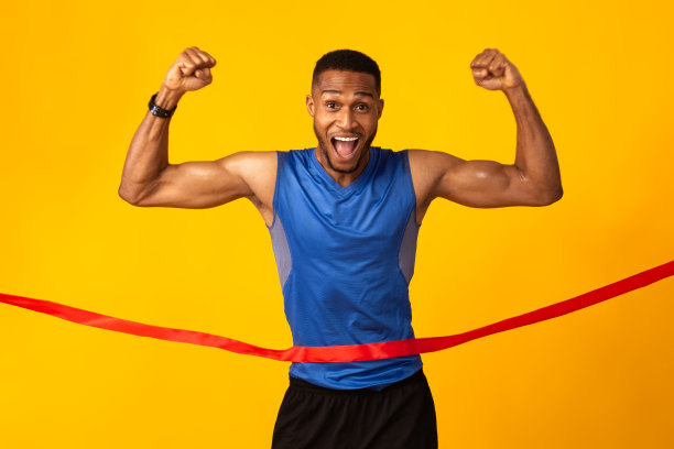 快乐的非洲人庆祝成功打破终点绳图片下载