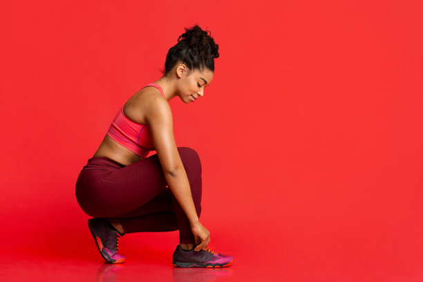 美丽的运动女孩在跑步前系好鞋带图片下载