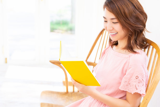 读一本书的亚洲女人图片下载