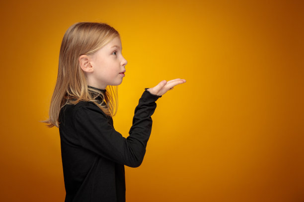 一个快乐的金发小女孩的肖像手心向上图片下载