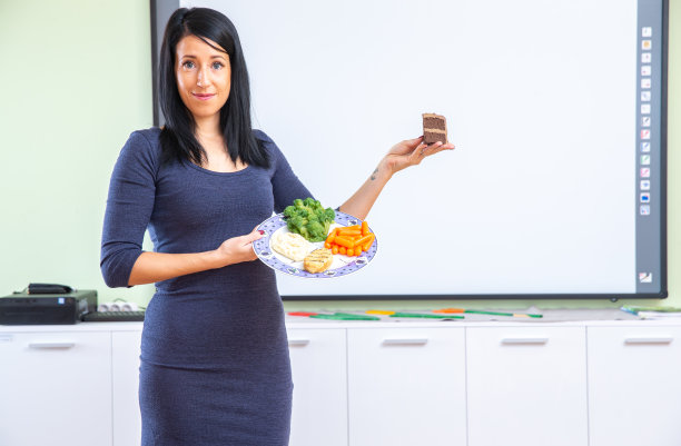 年轻女性营养学家教育关于健康饮食和生活方式-库存照片图片下载