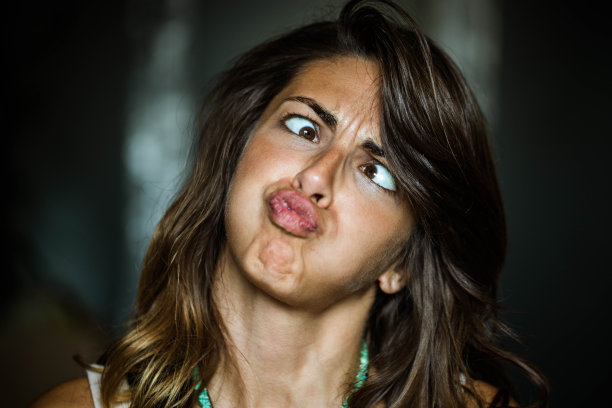 好玩的女人做鬼脸的肖像。图片下载