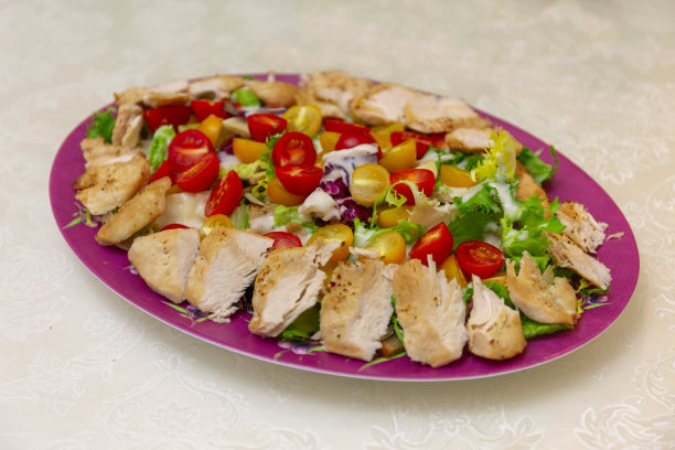 桌上有一盘凯撒沙拉。图片下载