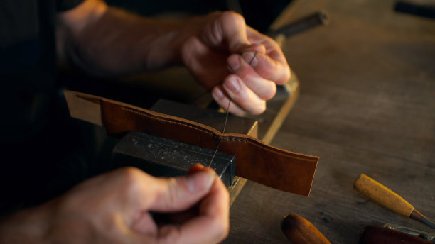 制革工人与皮革。图片下载