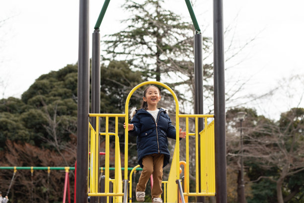 小女孩在公园里的肖像图片下载