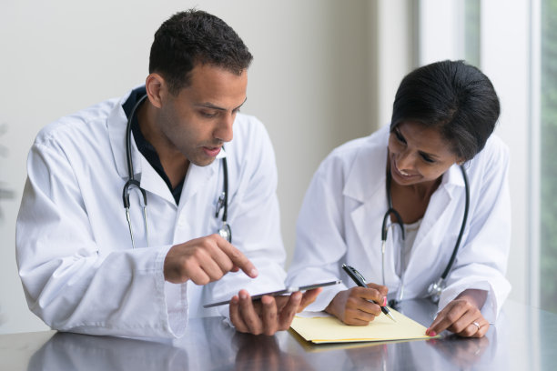 两位医生开会讨论档案库存照片图片下载