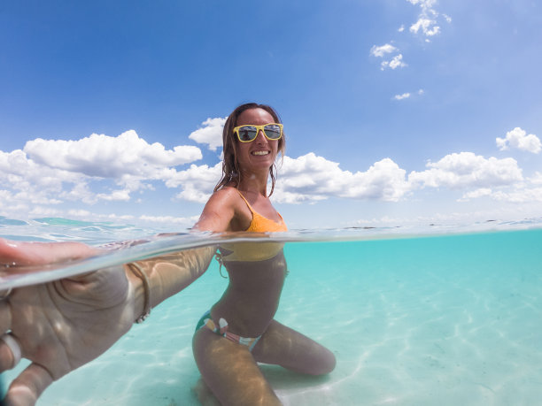 一名女子在田园诗般的海滩上自拍的水下照片图片下载