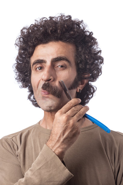 一名成年男子刮胡子的大头照图片下载