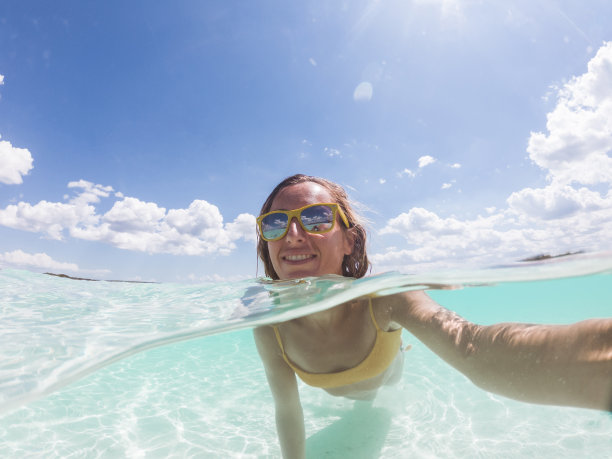 一名女子在田园诗般的海滩上自拍的水下照片图片下载