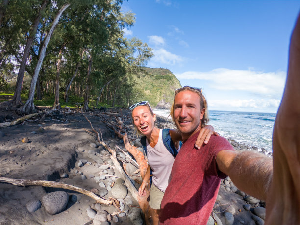 幸福夫妇在夏威夷徒步旅行时自拍图片下载