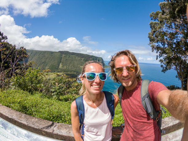 幸福夫妇在夏威夷徒步旅行时自拍图片下载