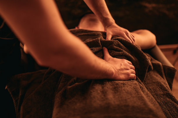 年轻人享受按摩图片下载