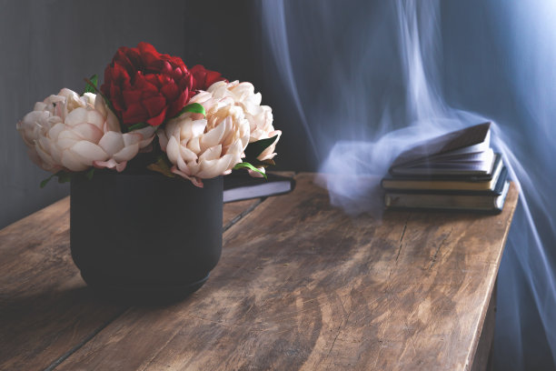 仍然生活。深色的花束放在花盆和笔记本上。图片下载