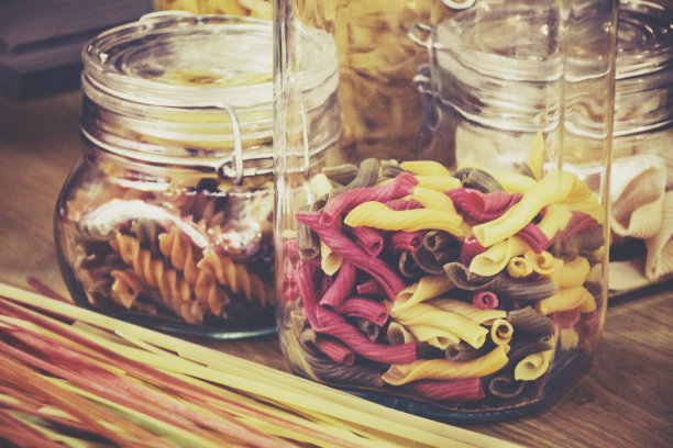各种意大利面食在罐子-复古风格的照片图片下载