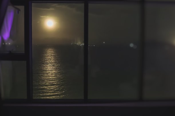 海上的满月图片下载