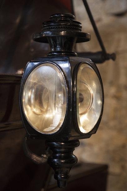 马车上的老式灯笼图片下载