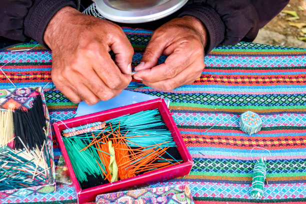 在伊朗缝制挂毯的中年妇女图片下载