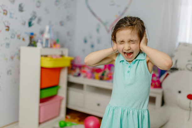 黑发女孩疯狂和疯狂的大喊大叫，带有攻击性的表情和手臂举起。挫折的概念图片下载
