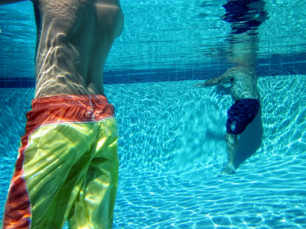 在游泳池中放松图片下载