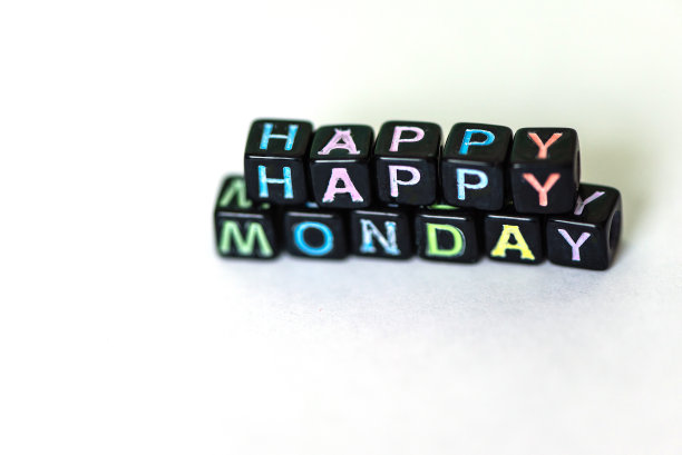 快乐星期一在白板上打开笔记本桌面图片下载