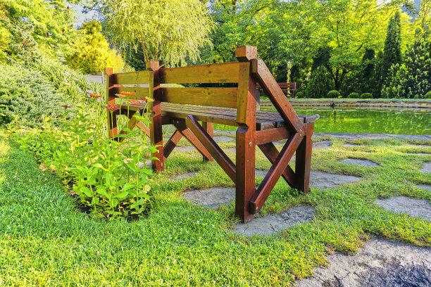 后花园的复古风格木制银行图片下载