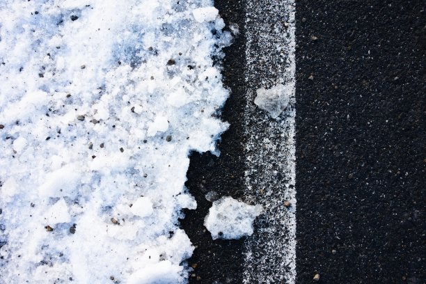 雪在路边图片下载