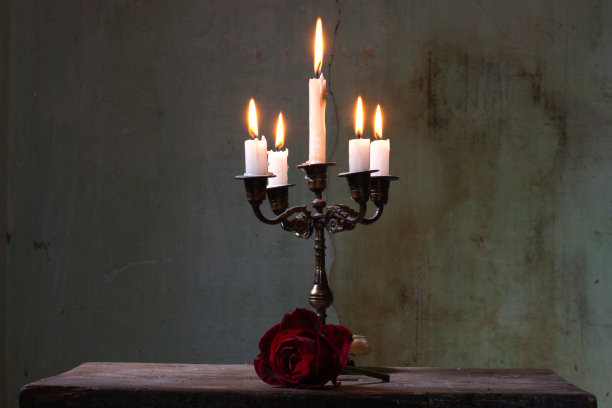 一个烛台和一朵玫瑰图片下载