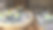 复活节彩蛋放在一个木盘子里。乌克兰传统的手绘复活节彩蛋。市场橱窗上的纪念品，椭圆形的木头做的图片下载