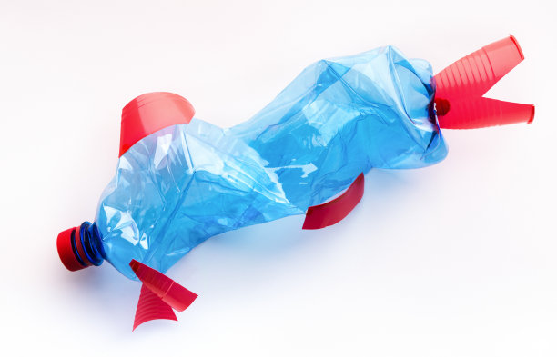 ． 塑料瓶回收成鱼形图片下载