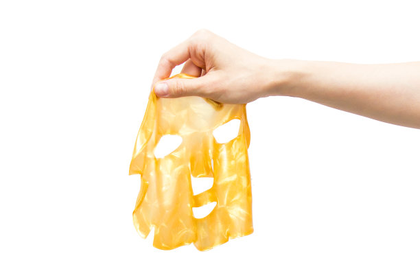 给那个女孩戴上化妆面膜图片下载