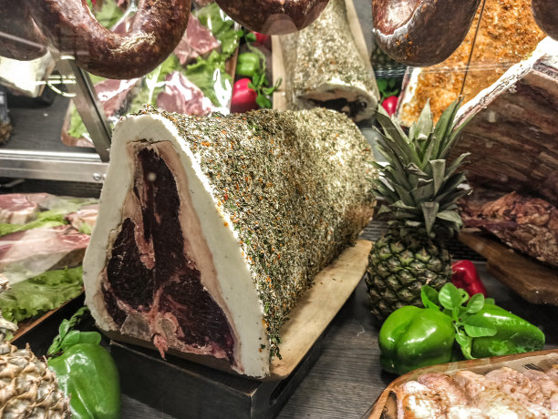 餐厅内肉店的肉类部。各种肉类以有序和创造性的方式呈现。咖啡馆里放食物的架子。图片下载