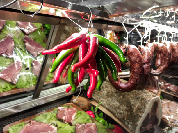 餐厅内肉店的肉类部。各种肉类以有序和创造性的方式呈现。咖啡馆里放食物的架子。图片下载