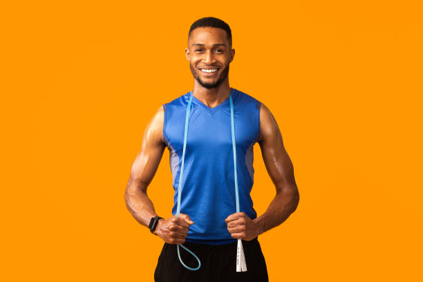 在演播室跳绳的黑人运动员图片下载