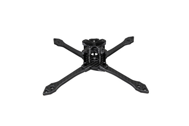 白色背景下的现代FPV无人机。四引擎飞机由无线电控制。用于比赛、拍摄和娱乐的无人机。图片下载