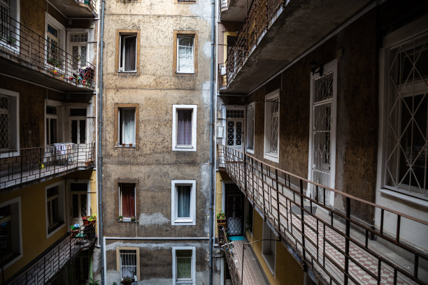 匈牙利布达佩斯的旧公寓住宅楼图片下载