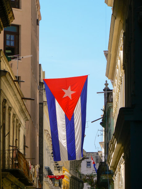 古巴国旗悬挂在老哈瓦那的一座建筑上图片下载