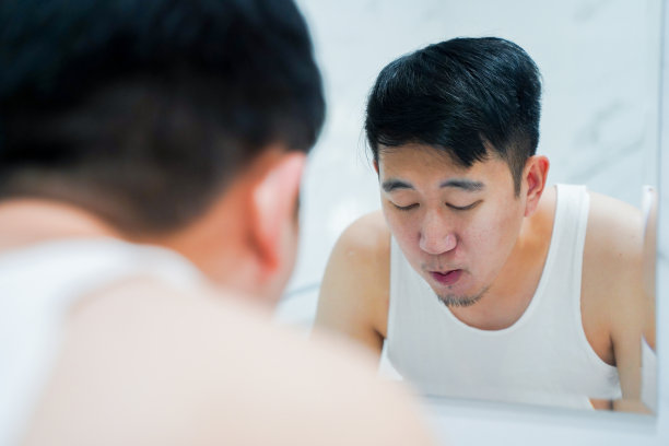 亚洲男子在厕所用漱口水漱口图片下载