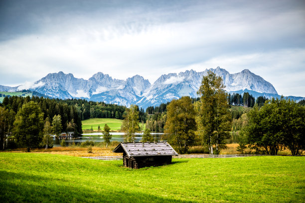 基茨比埃尔，怀尔德，凯泽山脉。草地上的木屋。图片下载